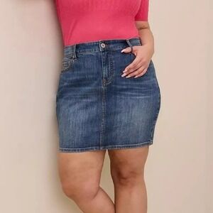 NEW Torrid Women's Plus Size 24 (3) Mini Denim Straight Skirt Medium Wash Modern